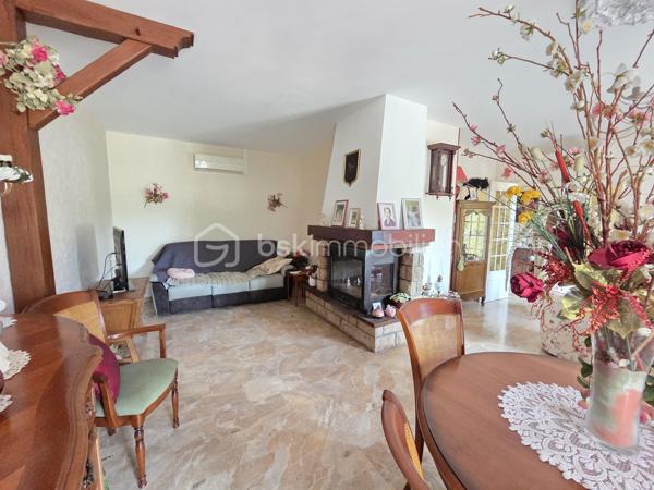 Magnifique Pavillon sur sous-sol de 96m² avec dépendances à Nevers 

Situé dans un quartier calme, proche des commerces et des commodités de Nevers, nous vous présentons ce magnifique pavillon élevé sur sous sol construit en 1979, d'une superficie habitable de 96m², comprenant 4 pièces dont grand salon séjour, cuisine indépendante aménagée et équipée, wc, salle de bain, 3 chambres au rez-de-chaussée, buanderie, atelier, cave, grand garage aménagée et carrelé de 47m² cuisine d'été, wc et salle d'eau en sous-sol, terrasses sous appentis, grande dépendance de type atelier, garage de 53m², et appentis de garage de de 34m², dépendance de jardin, le tout sur un beau terrain d'environ 1040m², arboré, entretenu et entièrement clos.

Au rez-de-chaussée, ce pavillon propose une spacieuse entrée ainsi qu'un dégagement qui dessert toutes les pièces de la maison notamment un grand salon séjour de 34 m², pièce de vie lumineuse qui propose un insert de cheminée pour de belles soirées au coin du feu, ainsi que deux belles portes fenêtres qui donne sur une grande terrasse.
Le dégagement dessert une cuisine indépendante, aménagée et équipée de 11m².
Le rez-de-chaussée se complète de 3 chambres de 10, 10 et 11m², une salle de bain et un wc indépendant.

Du couloir, un escalier mène au sous sol, où ce pavillon propose un grand garage aménagé et carrelé de 47m², un espace buanderie de 34 m², une cave de 17m², un atelier de 16m², ainsi qu'un wc indépendant et une salle d'eau.
A l'extérieur, ce pavillon dispose d'un double espace de terrasse sous appentis de 28 et 21m²,  d'une grande dépendance d'atelier de 34m², d'un double garage attenant de 53m², d'un appentis de garage de de 34m², d'une dépendance de jardin, le tout sur un beau terrain d'environ 1040m², arboré, entretenu et entièrement clos

Tous les sols de cette maison sont en marbre (entrée, salon séjour), en carrelage (cuisine, buanderie cellier, atelier, garage), en linoléum (salle de bain) mais aussi en parquet (chambres), Ce pavillon comporte une isolation double vitrage bois, ainsi que des volets bois standards.
Il dispose de combles isolés et d'une toiture en tuiles ardoisées en bon état.
Côté assainissement, ce pavillon dispose du tout à l'égout conforme.

Les plus de cette maison :
Sa proximité de toutes les commodités, des commerces. La qualité générale du bien entretenu avec des grands volumes de pièces dont son salon séjour, sa cuisine indépendante aménagée et équipée, ses 3 chambres, ses 3 modes de chauffage,  sa buanderie, son garage aménagé, ses extérieurs et ses terrasses sous appentis, ses grandes dépendances et son terrain parfaitement entretenu, arboré et totalement clôturé.

Des photos supplémentaires sont disponibles sur BSK IMMOBILIER > Nos conseillers > Olivier FRESLON
Pour tout renseignement complémentaire ou pour une visite, contactez moi au 07.62.78.13.13.

Idéale pour une grande famille, cette maison est une belle opportunité à saisir!!!