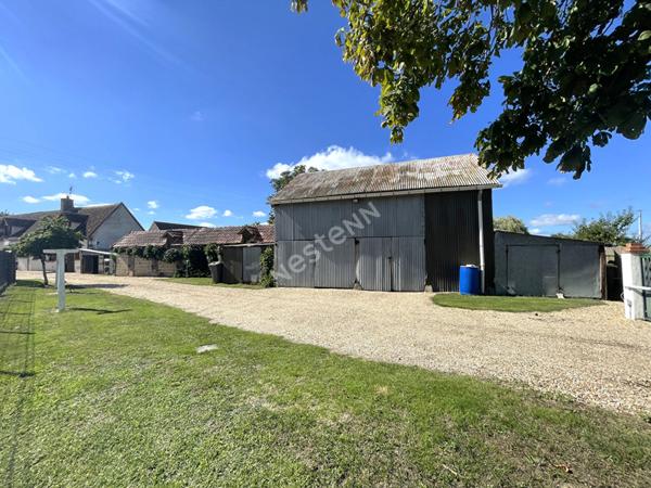 LONGÈRE 4 CHAMBRES AVEC DÉPENDANCES SUR TERRAIN CLOS SANS TRAVAUX EN CAMPAGNE DE CHABRIS (INDRE 36)