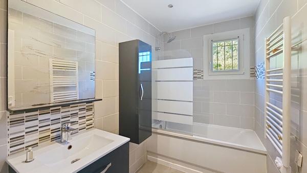 Maison T4 de plain pied sur Rougiers avec garage et piscine