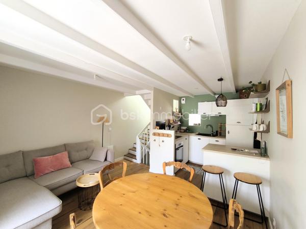 Emplacement exceptionnel au cœur de Locmariaquer ! À pied du port, des commerces, des restaurants, de la plage de Kerpenhir et des sentiers, découvrez cette maison de ville d'environ 45 m² habitables et 50m2 au sol, entièrement rénovée en 2023.

Vous découvrirez le charme de l'ancien allié au confort du neuf, sans aucun travaux à prévoir. Ses volumes sont parfaitement optimisés grâce à de nombreux rangements astucieux. Elle se compose au rez-de-chaussée d'une entrée, d'une chambre ou d'un bureau pour une profession libérale, et de toilettes séparées avec rangement. A l'étage, une pièce de vie lumineuse avec une cuisine ouverte. Au second étage, une chambre et une salle d'eau avec des toilettes.  

Les + : 
-Maison individuelle sans aucune charge de copropriété 
-Dépense énergétique optimisée ( DPE C) 
-Rénovation de qualité réalisée en 2023 avec garantie décennale et factures disponibles 
-Assainissement collectif
-Stationnement à proximité de la maison 
Un bien idéal pour un pied-à-terre dans le Golfe du Morbihan, une première acquisition, un investissement locatif ou une profession libérale grâce à son emplacement central.

Contactez dès aujourd'hui Elizabeth Philbert pour organiser votre visite. Photos complémentaires et dossier complet disponibles sur demande.