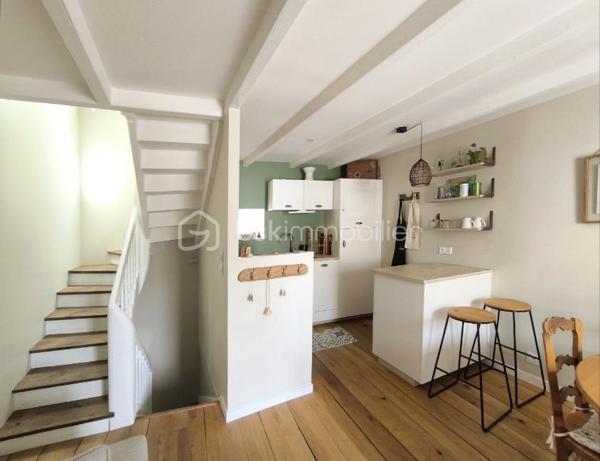 Emplacement exceptionnel au cœur de Locmariaquer ! À pied du port, des commerces, des restaurants, de la plage de Kerpenhir et des sentiers, découvrez cette maison de ville d'environ 45 m² habitables et 50m2 au sol, entièrement rénovée en 2023.

Vous découvrirez le charme de l'ancien allié au confort du neuf, sans aucun travaux à prévoir. Ses volumes sont parfaitement optimisés grâce à de nombreux rangements astucieux. Elle se compose au rez-de-chaussée d'une entrée, d'une chambre ou d'un bureau pour une profession libérale, et de toilettes séparées avec rangement. A l'étage, une pièce de vie lumineuse avec une cuisine ouverte. Au second étage, une chambre et une salle d'eau avec des toilettes.  

Les + : 
-Maison individuelle sans aucune charge de copropriété 
-Dépense énergétique optimisée ( DPE C) 
-Rénovation de qualité réalisée en 2023 avec garantie décennale et factures disponibles 
-Assainissement collectif
-Stationnement à proximité de la maison 
Un bien idéal pour un pied-à-terre dans le Golfe du Morbihan, une première acquisition, un investissement locatif ou une profession libérale grâce à son emplacement central.

Contactez dès aujourd'hui Elizabeth Philbert pour organiser votre visite. Photos complémentaires et dossier complet disponibles sur demande.