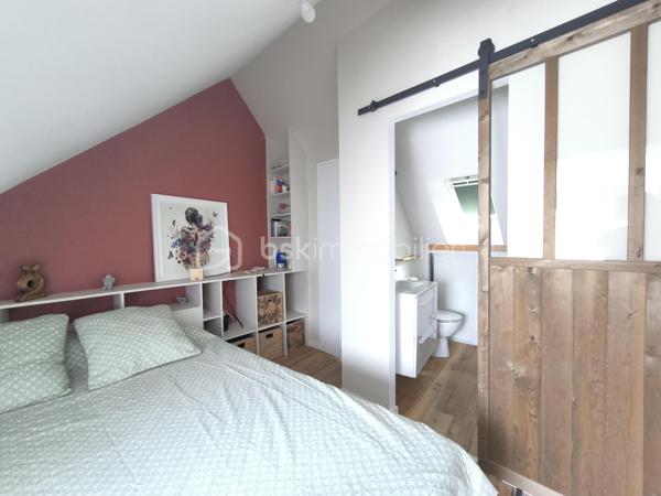 Emplacement exceptionnel au cœur de Locmariaquer ! À pied du port, des commerces, des restaurants, de la plage de Kerpenhir et des sentiers, découvrez cette maison de ville d'environ 45 m² habitables et 50m2 au sol, entièrement rénovée en 2023.

Vous découvrirez le charme de l'ancien allié au confort du neuf, sans aucun travaux à prévoir. Ses volumes sont parfaitement optimisés grâce à de nombreux rangements astucieux. Elle se compose au rez-de-chaussée d'une entrée, d'une chambre ou d'un bureau pour une profession libérale, et de toilettes séparées avec rangement. A l'étage, une pièce de vie lumineuse avec une cuisine ouverte. Au second étage, une chambre et une salle d'eau avec des toilettes.  

Les + : 
-Maison individuelle sans aucune charge de copropriété 
-Dépense énergétique optimisée ( DPE C) 
-Rénovation de qualité réalisée en 2023 avec garantie décennale et factures disponibles 
-Assainissement collectif
-Stationnement à proximité de la maison 
Un bien idéal pour un pied-à-terre dans le Golfe du Morbihan, une première acquisition, un investissement locatif ou une profession libérale grâce à son emplacement central.

Contactez dès aujourd'hui Elizabeth Philbert pour organiser votre visite. Photos complémentaires et dossier complet disponibles sur demande.