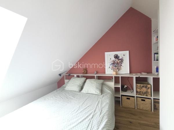 Emplacement exceptionnel au cœur de Locmariaquer ! À pied du port, des commerces, des restaurants, de la plage de Kerpenhir et des sentiers, découvrez cette maison de ville d'environ 45 m² habitables et 50m2 au sol, entièrement rénovée en 2023.

Vous découvrirez le charme de l'ancien allié au confort du neuf, sans aucun travaux à prévoir. Ses volumes sont parfaitement optimisés grâce à de nombreux rangements astucieux. Elle se compose au rez-de-chaussée d'une entrée, d'une chambre ou d'un bureau pour une profession libérale, et de toilettes séparées avec rangement. A l'étage, une pièce de vie lumineuse avec une cuisine ouverte. Au second étage, une chambre et une salle d'eau avec des toilettes.  

Les + : 
-Maison individuelle sans aucune charge de copropriété 
-Dépense énergétique optimisée ( DPE C) 
-Rénovation de qualité réalisée en 2023 avec garantie décennale et factures disponibles 
-Assainissement collectif
-Stationnement à proximité de la maison 
Un bien idéal pour un pied-à-terre dans le Golfe du Morbihan, une première acquisition, un investissement locatif ou une profession libérale grâce à son emplacement central.

Contactez dès aujourd'hui Elizabeth Philbert pour organiser votre visite. Photos complémentaires et dossier complet disponibles sur demande.