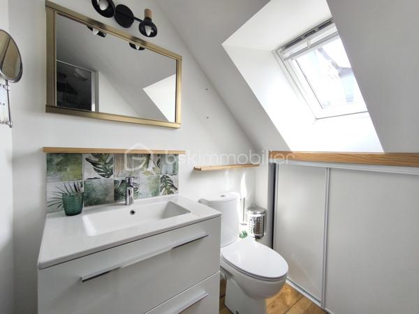 Emplacement exceptionnel au cœur de Locmariaquer ! À pied du port, des commerces, des restaurants, de la plage de Kerpenhir et des sentiers, découvrez cette maison de ville d'environ 45 m² habitables et 50m2 au sol, entièrement rénovée en 2023.

Vous découvrirez le charme de l'ancien allié au confort du neuf, sans aucun travaux à prévoir. Ses volumes sont parfaitement optimisés grâce à de nombreux rangements astucieux. Elle se compose au rez-de-chaussée d'une entrée, d'une chambre ou d'un bureau pour une profession libérale, et de toilettes séparées avec rangement. A l'étage, une pièce de vie lumineuse avec une cuisine ouverte. Au second étage, une chambre et une salle d'eau avec des toilettes.  

Les + : 
-Maison individuelle sans aucune charge de copropriété 
-Dépense énergétique optimisée ( DPE C) 
-Rénovation de qualité réalisée en 2023 avec garantie décennale et factures disponibles 
-Assainissement collectif
-Stationnement à proximité de la maison 
Un bien idéal pour un pied-à-terre dans le Golfe du Morbihan, une première acquisition, un investissement locatif ou une profession libérale grâce à son emplacement central.

Contactez dès aujourd'hui Elizabeth Philbert pour organiser votre visite. Photos complémentaires et dossier complet disponibles sur demande.