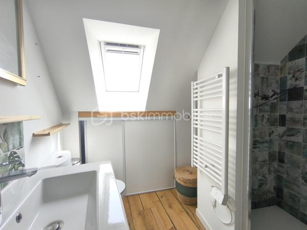 Emplacement exceptionnel au cœur de Locmariaquer ! À pied du port, des commerces, des restaurants, de la plage de Kerpenhir et des sentiers, découvrez cette maison de ville d'environ 45 m² habitables et 50m2 au sol, entièrement rénovée en 2023.

Vous découvrirez le charme de l'ancien allié au confort du neuf, sans aucun travaux à prévoir. Ses volumes sont parfaitement optimisés grâce à de nombreux rangements astucieux. Elle se compose au rez-de-chaussée d'une entrée, d'une chambre ou d'un bureau pour une profession libérale, et de toilettes séparées avec rangement. A l'étage, une pièce de vie lumineuse avec une cuisine ouverte. Au second étage, une chambre et une salle d'eau avec des toilettes.  

Les + : 
-Maison individuelle sans aucune charge de copropriété 
-Dépense énergétique optimisée ( DPE C) 
-Rénovation de qualité réalisée en 2023 avec garantie décennale et factures disponibles 
-Assainissement collectif
-Stationnement à proximité de la maison 
Un bien idéal pour un pied-à-terre dans le Golfe du Morbihan, une première acquisition, un investissement locatif ou une profession libérale grâce à son emplacement central.

Contactez dès aujourd'hui Elizabeth Philbert pour organiser votre visite. Photos complémentaires et dossier complet disponibles sur demande.