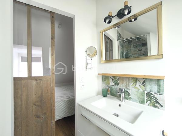 Emplacement exceptionnel au cœur de Locmariaquer ! À pied du port, des commerces, des restaurants, de la plage de Kerpenhir et des sentiers, découvrez cette maison de ville d'environ 45 m² habitables et 50m2 au sol, entièrement rénovée en 2023.

Vous découvrirez le charme de l'ancien allié au confort du neuf, sans aucun travaux à prévoir. Ses volumes sont parfaitement optimisés grâce à de nombreux rangements astucieux. Elle se compose au rez-de-chaussée d'une entrée, d'une chambre ou d'un bureau pour une profession libérale, et de toilettes séparées avec rangement. A l'étage, une pièce de vie lumineuse avec une cuisine ouverte. Au second étage, une chambre et une salle d'eau avec des toilettes.  

Les + : 
-Maison individuelle sans aucune charge de copropriété 
-Dépense énergétique optimisée ( DPE C) 
-Rénovation de qualité réalisée en 2023 avec garantie décennale et factures disponibles 
-Assainissement collectif
-Stationnement à proximité de la maison 
Un bien idéal pour un pied-à-terre dans le Golfe du Morbihan, une première acquisition, un investissement locatif ou une profession libérale grâce à son emplacement central.

Contactez dès aujourd'hui Elizabeth Philbert pour organiser votre visite. Photos complémentaires et dossier complet disponibles sur demande.