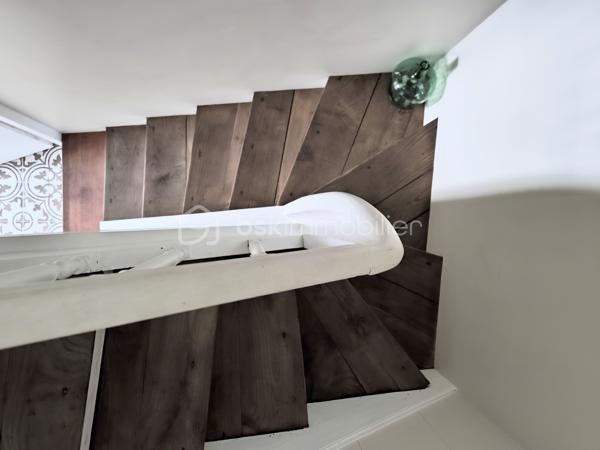 Emplacement exceptionnel au cœur de Locmariaquer ! À pied du port, des commerces, des restaurants, de la plage de Kerpenhir et des sentiers, découvrez cette maison de ville d'environ 45 m² habitables et 50m2 au sol, entièrement rénovée en 2023.

Vous découvrirez le charme de l'ancien allié au confort du neuf, sans aucun travaux à prévoir. Ses volumes sont parfaitement optimisés grâce à de nombreux rangements astucieux. Elle se compose au rez-de-chaussée d'une entrée, d'une chambre ou d'un bureau pour une profession libérale, et de toilettes séparées avec rangement. A l'étage, une pièce de vie lumineuse avec une cuisine ouverte. Au second étage, une chambre et une salle d'eau avec des toilettes.  

Les + : 
-Maison individuelle sans aucune charge de copropriété 
-Dépense énergétique optimisée ( DPE C) 
-Rénovation de qualité réalisée en 2023 avec garantie décennale et factures disponibles 
-Assainissement collectif
-Stationnement à proximité de la maison 
Un bien idéal pour un pied-à-terre dans le Golfe du Morbihan, une première acquisition, un investissement locatif ou une profession libérale grâce à son emplacement central.

Contactez dès aujourd'hui Elizabeth Philbert pour organiser votre visite. Photos complémentaires et dossier complet disponibles sur demande.