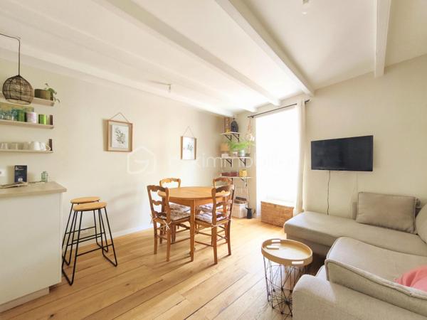 Emplacement exceptionnel au cœur de Locmariaquer ! À pied du port, des commerces, des restaurants, de la plage de Kerpenhir et des sentiers, découvrez cette maison de ville d'environ 45 m² habitables et 50m2 au sol, entièrement rénovée en 2023.

Vous découvrirez le charme de l'ancien allié au confort du neuf, sans aucun travaux à prévoir. Ses volumes sont parfaitement optimisés grâce à de nombreux rangements astucieux. Elle se compose au rez-de-chaussée d'une entrée, d'une chambre ou d'un bureau pour une profession libérale, et de toilettes séparées avec rangement. A l'étage, une pièce de vie lumineuse avec une cuisine ouverte. Au second étage, une chambre et une salle d'eau avec des toilettes.  

Les + : 
-Maison individuelle sans aucune charge de copropriété 
-Dépense énergétique optimisée ( DPE C) 
-Rénovation de qualité réalisée en 2023 avec garantie décennale et factures disponibles 
-Assainissement collectif
-Stationnement à proximité de la maison 
Un bien idéal pour un pied-à-terre dans le Golfe du Morbihan, une première acquisition, un investissement locatif ou une profession libérale grâce à son emplacement central.

Contactez dès aujourd'hui Elizabeth Philbert pour organiser votre visite. Photos complémentaires et dossier complet disponibles sur demande.