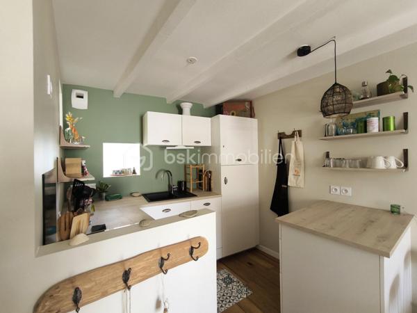 Emplacement exceptionnel au cœur de Locmariaquer ! À pied du port, des commerces, des restaurants, de la plage de Kerpenhir et des sentiers, découvrez cette maison de ville d'environ 45 m² habitables et 50m2 au sol, entièrement rénovée en 2023.

Vous découvrirez le charme de l'ancien allié au confort du neuf, sans aucun travaux à prévoir. Ses volumes sont parfaitement optimisés grâce à de nombreux rangements astucieux. Elle se compose au rez-de-chaussée d'une entrée, d'une chambre ou d'un bureau pour une profession libérale, et de toilettes séparées avec rangement. A l'étage, une pièce de vie lumineuse avec une cuisine ouverte. Au second étage, une chambre et une salle d'eau avec des toilettes.  

Les + : 
-Maison individuelle sans aucune charge de copropriété 
-Dépense énergétique optimisée ( DPE C) 
-Rénovation de qualité réalisée en 2023 avec garantie décennale et factures disponibles 
-Assainissement collectif
-Stationnement à proximité de la maison 
Un bien idéal pour un pied-à-terre dans le Golfe du Morbihan, une première acquisition, un investissement locatif ou une profession libérale grâce à son emplacement central.

Contactez dès aujourd'hui Elizabeth Philbert pour organiser votre visite. Photos complémentaires et dossier complet disponibles sur demande.