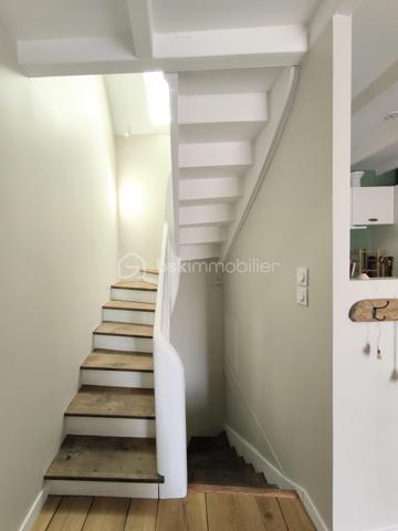 Emplacement exceptionnel au cœur de Locmariaquer ! À pied du port, des commerces, des restaurants, de la plage de Kerpenhir et des sentiers, découvrez cette maison de ville d'environ 45 m² habitables et 50m2 au sol, entièrement rénovée en 2023.

Vous découvrirez le charme de l'ancien allié au confort du neuf, sans aucun travaux à prévoir. Ses volumes sont parfaitement optimisés grâce à de nombreux rangements astucieux. Elle se compose au rez-de-chaussée d'une entrée, d'une chambre ou d'un bureau pour une profession libérale, et de toilettes séparées avec rangement. A l'étage, une pièce de vie lumineuse avec une cuisine ouverte. Au second étage, une chambre et une salle d'eau avec des toilettes.  

Les + : 
-Maison individuelle sans aucune charge de copropriété 
-Dépense énergétique optimisée ( DPE C) 
-Rénovation de qualité réalisée en 2023 avec garantie décennale et factures disponibles 
-Assainissement collectif
-Stationnement à proximité de la maison 
Un bien idéal pour un pied-à-terre dans le Golfe du Morbihan, une première acquisition, un investissement locatif ou une profession libérale grâce à son emplacement central.

Contactez dès aujourd'hui Elizabeth Philbert pour organiser votre visite. Photos complémentaires et dossier complet disponibles sur demande.