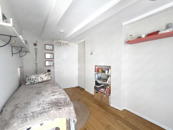 Emplacement exceptionnel au cœur de Locmariaquer ! À pied du port, des commerces, des restaurants, de la plage de Kerpenhir et des sentiers, découvrez cette maison de ville d'environ 45 m² habitables et 50m2 au sol, entièrement rénovée en 2023.

Vous découvrirez le charme de l'ancien allié au confort du neuf, sans aucun travaux à prévoir. Ses volumes sont parfaitement optimisés grâce à de nombreux rangements astucieux. Elle se compose au rez-de-chaussée d'une entrée, d'une chambre ou d'un bureau pour une profession libérale, et de toilettes séparées avec rangement. A l'étage, une pièce de vie lumineuse avec une cuisine ouverte. Au second étage, une chambre et une salle d'eau avec des toilettes.  

Les + : 
-Maison individuelle sans aucune charge de copropriété 
-Dépense énergétique optimisée ( DPE C) 
-Rénovation de qualité réalisée en 2023 avec garantie décennale et factures disponibles 
-Assainissement collectif
-Stationnement à proximité de la maison 
Un bien idéal pour un pied-à-terre dans le Golfe du Morbihan, une première acquisition, un investissement locatif ou une profession libérale grâce à son emplacement central.

Contactez dès aujourd'hui Elizabeth Philbert pour organiser votre visite. Photos complémentaires et dossier complet disponibles sur demande.