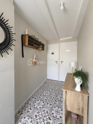 Emplacement exceptionnel au cœur de Locmariaquer ! À pied du port, des commerces, des restaurants, de la plage de Kerpenhir et des sentiers, découvrez cette maison de ville d'environ 45 m² habitables et 50m2 au sol, entièrement rénovée en 2023.

Vous découvrirez le charme de l'ancien allié au confort du neuf, sans aucun travaux à prévoir. Ses volumes sont parfaitement optimisés grâce à de nombreux rangements astucieux. Elle se compose au rez-de-chaussée d'une entrée, d'une chambre ou d'un bureau pour une profession libérale, et de toilettes séparées avec rangement. A l'étage, une pièce de vie lumineuse avec une cuisine ouverte. Au second étage, une chambre et une salle d'eau avec des toilettes.  

Les + : 
-Maison individuelle sans aucune charge de copropriété 
-Dépense énergétique optimisée ( DPE C) 
-Rénovation de qualité réalisée en 2023 avec garantie décennale et factures disponibles 
-Assainissement collectif
-Stationnement à proximité de la maison 
Un bien idéal pour un pied-à-terre dans le Golfe du Morbihan, une première acquisition, un investissement locatif ou une profession libérale grâce à son emplacement central.

Contactez dès aujourd'hui Elizabeth Philbert pour organiser votre visite. Photos complémentaires et dossier complet disponibles sur demande.