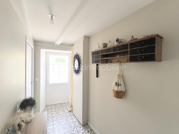 Emplacement exceptionnel au cœur de Locmariaquer ! À pied du port, des commerces, des restaurants, de la plage de Kerpenhir et des sentiers, découvrez cette maison de ville d'environ 45 m² habitables et 50m2 au sol, entièrement rénovée en 2023.

Vous découvrirez le charme de l'ancien allié au confort du neuf, sans aucun travaux à prévoir. Ses volumes sont parfaitement optimisés grâce à de nombreux rangements astucieux. Elle se compose au rez-de-chaussée d'une entrée, d'une chambre ou d'un bureau pour une profession libérale, et de toilettes séparées avec rangement. A l'étage, une pièce de vie lumineuse avec une cuisine ouverte. Au second étage, une chambre et une salle d'eau avec des toilettes.  

Les + : 
-Maison individuelle sans aucune charge de copropriété 
-Dépense énergétique optimisée ( DPE C) 
-Rénovation de qualité réalisée en 2023 avec garantie décennale et factures disponibles 
-Assainissement collectif
-Stationnement à proximité de la maison 
Un bien idéal pour un pied-à-terre dans le Golfe du Morbihan, une première acquisition, un investissement locatif ou une profession libérale grâce à son emplacement central.

Contactez dès aujourd'hui Elizabeth Philbert pour organiser votre visite. Photos complémentaires et dossier complet disponibles sur demande.