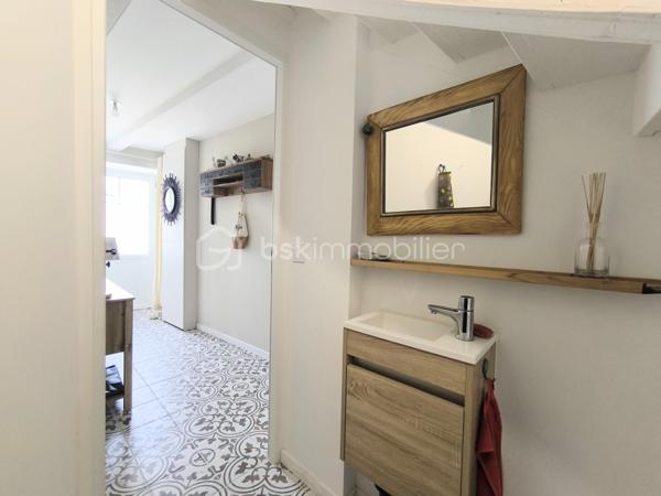 Emplacement exceptionnel au cœur de Locmariaquer ! À pied du port, des commerces, des restaurants, de la plage de Kerpenhir et des sentiers, découvrez cette maison de ville d'environ 45 m² habitables et 50m2 au sol, entièrement rénovée en 2023.

Vous découvrirez le charme de l'ancien allié au confort du neuf, sans aucun travaux à prévoir. Ses volumes sont parfaitement optimisés grâce à de nombreux rangements astucieux. Elle se compose au rez-de-chaussée d'une entrée, d'une chambre ou d'un bureau pour une profession libérale, et de toilettes séparées avec rangement. A l'étage, une pièce de vie lumineuse avec une cuisine ouverte. Au second étage, une chambre et une salle d'eau avec des toilettes.  

Les + : 
-Maison individuelle sans aucune charge de copropriété 
-Dépense énergétique optimisée ( DPE C) 
-Rénovation de qualité réalisée en 2023 avec garantie décennale et factures disponibles 
-Assainissement collectif
-Stationnement à proximité de la maison 
Un bien idéal pour un pied-à-terre dans le Golfe du Morbihan, une première acquisition, un investissement locatif ou une profession libérale grâce à son emplacement central.

Contactez dès aujourd'hui Elizabeth Philbert pour organiser votre visite. Photos complémentaires et dossier complet disponibles sur demande.