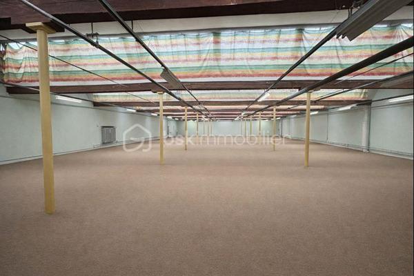 Local de stockage de 1 876 m²