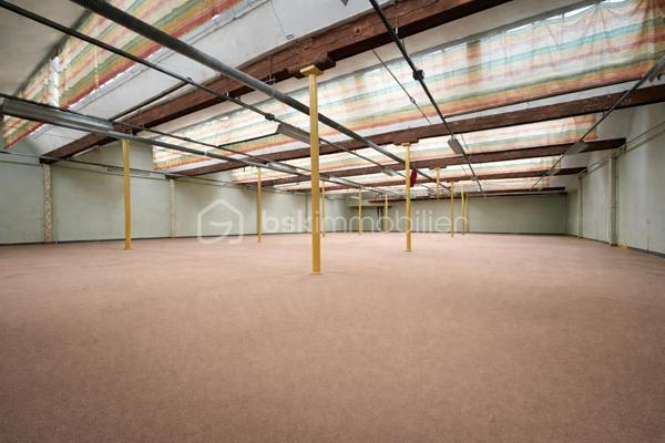 Local de stockage de 1 876 m²