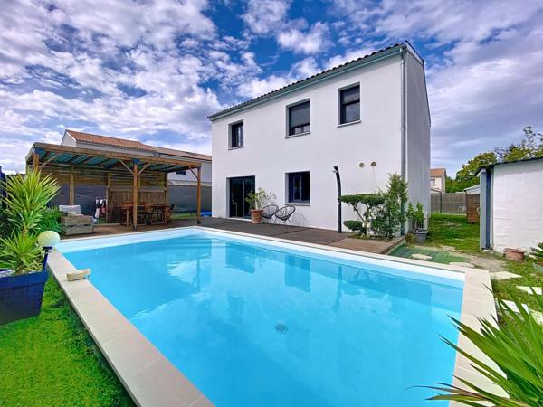 Maison T5 contemporaine avec piscine.