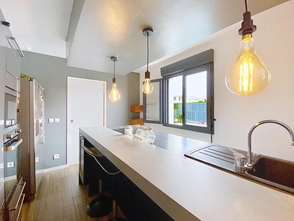 Maison T5 contemporaine avec piscine.