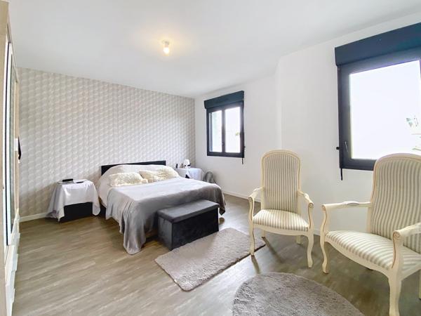 Maison T5 contemporaine avec piscine.