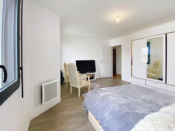 Maison T5 contemporaine avec piscine.