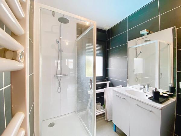 Maison T5 contemporaine avec piscine.