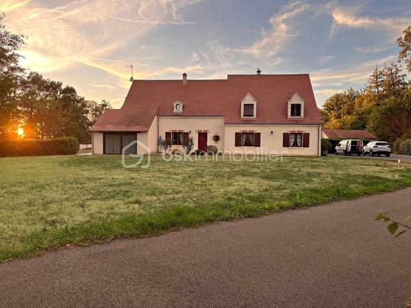 Au cœur d’un environnement résidentiel privilégié, cette élégante maison traditionnelle de 270 m², édifiée en 1990, trône au milieu d’un magnifique parc boisé de plus d’un hectare, offrant un cadre de vie rare, empreint de nature, d’intimité et de sérénité.

Derrière sa toiture en petites tuiles de pays, la propriété dévoile de beaux volumes et des prestations soignées. Son espace de réception de 75 m², réunissant salon, salle à manger et bureau, s’harmonise avec une cuisine aménagée et équipée récente ouverte sur la terrasse.

Le rez-de-chaussée accueille également une chambre avec dressing sur mesure, une vaste salle de bains, une buanderie et une cuisine d’été.
À l’étage, une mezzanine de 40 m² dessert trois chambres, une salle de bains et un WC indépendant. Un grenier déjà isolé offre un potentiel d’aménagement complémentaire.

Côté confort, la maison bénéficie d’une pompe à chaleur, d’une cheminée avec insert et d’un DPE classé B.
Un double garage motorisé, un garage pour camping-car, un portail motorisé avec visiophone et une cave viennent compléter les prestations.

Une propriété familiale singulière, où le charme de l’architecture traditionnelle rencontre le confort contemporain, dans un écrin de verdure exceptionnel.
