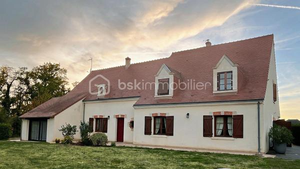 Au cœur d’un environnement résidentiel privilégié, cette élégante maison traditionnelle de 270 m², édifiée en 1990, trône au milieu d’un magnifique parc boisé de plus d’un hectare, offrant un cadre de vie rare, empreint de nature, d’intimité et de sérénité.

Derrière sa toiture en petites tuiles de pays, la propriété dévoile de beaux volumes et des prestations soignées. Son espace de réception de 75 m², réunissant salon, salle à manger et bureau, s’harmonise avec une cuisine aménagée et équipée récente ouverte sur la terrasse.

Le rez-de-chaussée accueille également une chambre avec dressing sur mesure, une vaste salle de bains, une buanderie et une cuisine d’été.
À l’étage, une mezzanine de 40 m² dessert trois chambres, une salle de bains et un WC indépendant. Un grenier déjà isolé offre un potentiel d’aménagement complémentaire.

Côté confort, la maison bénéficie d’une pompe à chaleur, d’une cheminée avec insert et d’un DPE classé B.
Un double garage motorisé, un garage pour camping-car, un portail motorisé avec visiophone et une cave viennent compléter les prestations.

Une propriété familiale singulière, où le charme de l’architecture traditionnelle rencontre le confort contemporain, dans un écrin de verdure exceptionnel.