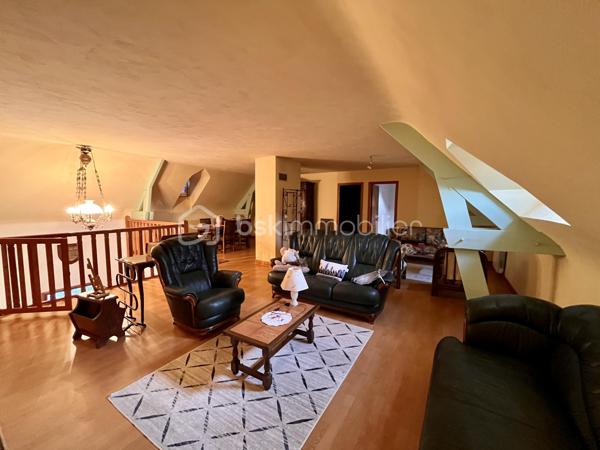 Au cœur d’un environnement résidentiel privilégié, cette élégante maison traditionnelle de 270 m², édifiée en 1990, trône au milieu d’un magnifique parc boisé de plus d’un hectare, offrant un cadre de vie rare, empreint de nature, d’intimité et de sérénité.

Derrière sa toiture en petites tuiles de pays, la propriété dévoile de beaux volumes et des prestations soignées. Son espace de réception de 75 m², réunissant salon, salle à manger et bureau, s’harmonise avec une cuisine aménagée et équipée récente ouverte sur la terrasse.

Le rez-de-chaussée accueille également une chambre avec dressing sur mesure, une vaste salle de bains, une buanderie et une cuisine d’été.
À l’étage, une mezzanine de 40 m² dessert trois chambres, une salle de bains et un WC indépendant. Un grenier déjà isolé offre un potentiel d’aménagement complémentaire.

Côté confort, la maison bénéficie d’une pompe à chaleur, d’une cheminée avec insert et d’un DPE classé B.
Un double garage motorisé, un garage pour camping-car, un portail motorisé avec visiophone et une cave viennent compléter les prestations.

Une propriété familiale singulière, où le charme de l’architecture traditionnelle rencontre le confort contemporain, dans un écrin de verdure exceptionnel.