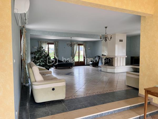 Au cœur d’un environnement résidentiel privilégié, cette élégante maison traditionnelle de 270 m², édifiée en 1990, trône au milieu d’un magnifique parc boisé de plus d’un hectare, offrant un cadre de vie rare, empreint de nature, d’intimité et de sérénité.

Derrière sa toiture en petites tuiles de pays, la propriété dévoile de beaux volumes et des prestations soignées. Son espace de réception de 75 m², réunissant salon, salle à manger et bureau, s’harmonise avec une cuisine aménagée et équipée récente ouverte sur la terrasse.

Le rez-de-chaussée accueille également une chambre avec dressing sur mesure, une vaste salle de bains, une buanderie et une cuisine d’été.
À l’étage, une mezzanine de 40 m² dessert trois chambres, une salle de bains et un WC indépendant. Un grenier déjà isolé offre un potentiel d’aménagement complémentaire.

Côté confort, la maison bénéficie d’une pompe à chaleur, d’une cheminée avec insert et d’un DPE classé B.
Un double garage motorisé, un garage pour camping-car, un portail motorisé avec visiophone et une cave viennent compléter les prestations.

Une propriété familiale singulière, où le charme de l’architecture traditionnelle rencontre le confort contemporain, dans un écrin de verdure exceptionnel.