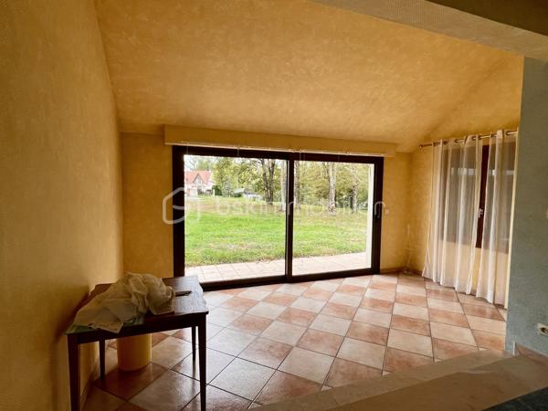 Au cœur d’un environnement résidentiel privilégié, cette élégante maison traditionnelle de 270 m², édifiée en 1990, trône au milieu d’un magnifique parc boisé de plus d’un hectare, offrant un cadre de vie rare, empreint de nature, d’intimité et de sérénité.

Derrière sa toiture en petites tuiles de pays, la propriété dévoile de beaux volumes et des prestations soignées. Son espace de réception de 75 m², réunissant salon, salle à manger et bureau, s’harmonise avec une cuisine aménagée et équipée récente ouverte sur la terrasse.

Le rez-de-chaussée accueille également une chambre avec dressing sur mesure, une vaste salle de bains, une buanderie et une cuisine d’été.
À l’étage, une mezzanine de 40 m² dessert trois chambres, une salle de bains et un WC indépendant. Un grenier déjà isolé offre un potentiel d’aménagement complémentaire.

Côté confort, la maison bénéficie d’une pompe à chaleur, d’une cheminée avec insert et d’un DPE classé B.
Un double garage motorisé, un garage pour camping-car, un portail motorisé avec visiophone et une cave viennent compléter les prestations.

Une propriété familiale singulière, où le charme de l’architecture traditionnelle rencontre le confort contemporain, dans un écrin de verdure exceptionnel.