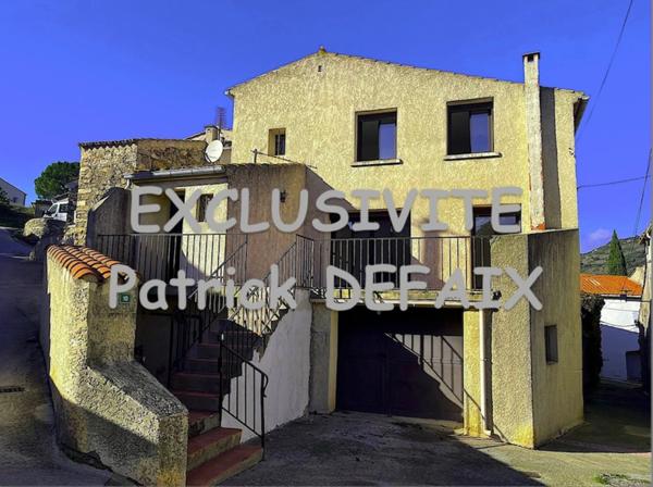 Maison 3 chambres avec garage et terrasse.