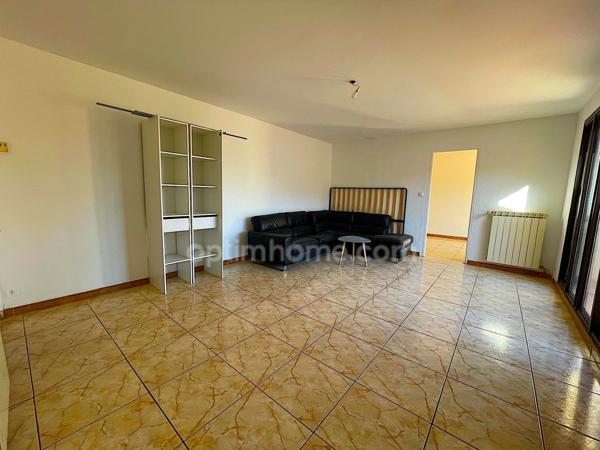 Maison 3 chambres avec garage et terrasse.