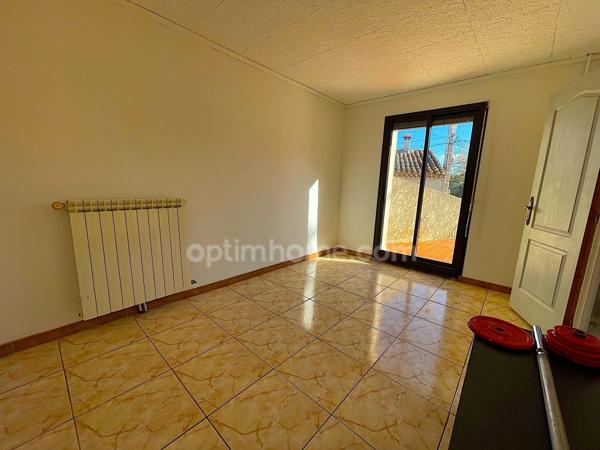 Maison 3 chambres avec garage et terrasse.