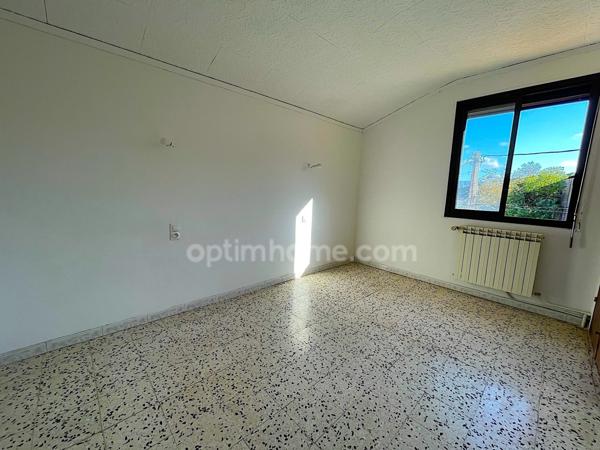 Maison 3 chambres avec garage et terrasse.