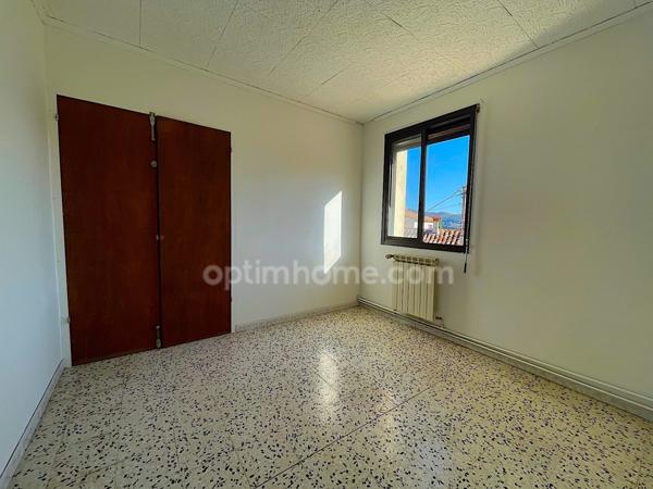 Maison 3 chambres avec garage et terrasse.