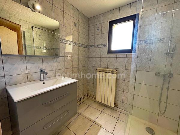 Maison 3 chambres avec garage et terrasse.