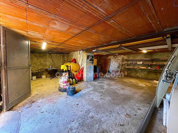 Maison 3 chambres avec garage et terrasse.