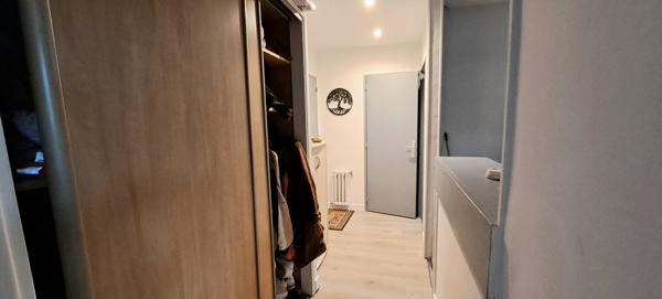 Appartement F1 vendu loué 695 euros charges comprises.