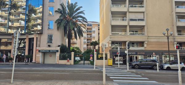 Appartement Cannes 2 pièces , centre-ville , vendu occupé, cave parking