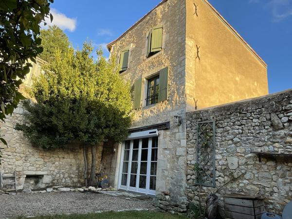 maison rénovée au pied de la cité médiévale