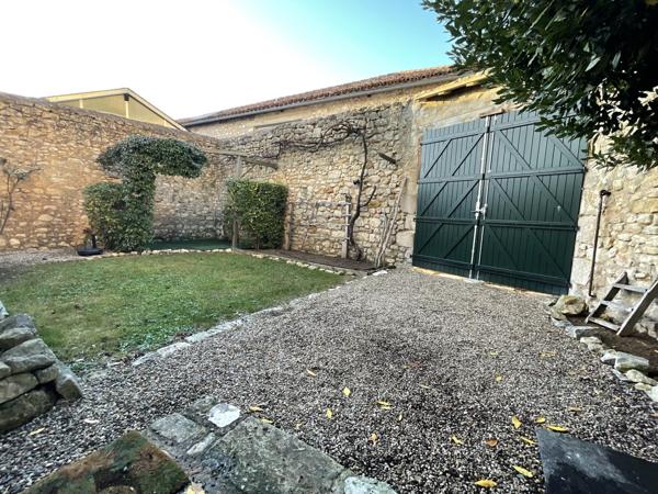 maison rénovée au pied de la cité médiévale