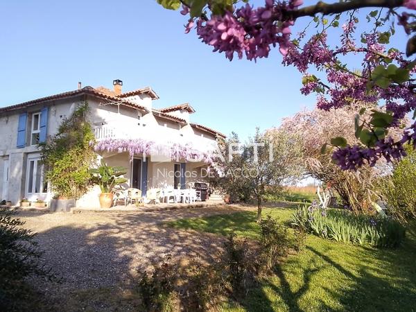 Ferme rénové 170 m2 avec piscine et jardin et vu dégagée.