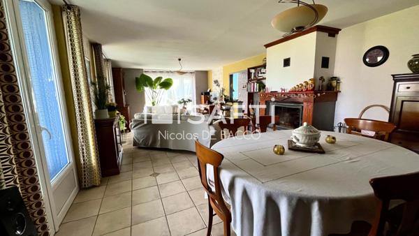 Ferme rénové 170 m2 avec piscine et jardin et vu dégagée.