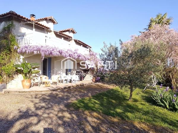 Ferme rénové 170 m2 avec piscine et jardin et vu dégagée.