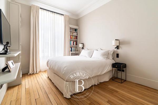 Paris 16ème, Hôtel particulier 5 Chambres -  337 m² à vendre