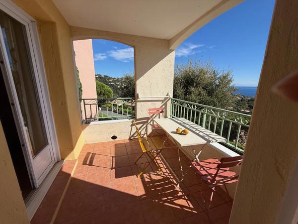 Dpt Var (83), à vendre LES ISSAMBRES Appartement 2 Pièces Vue mer