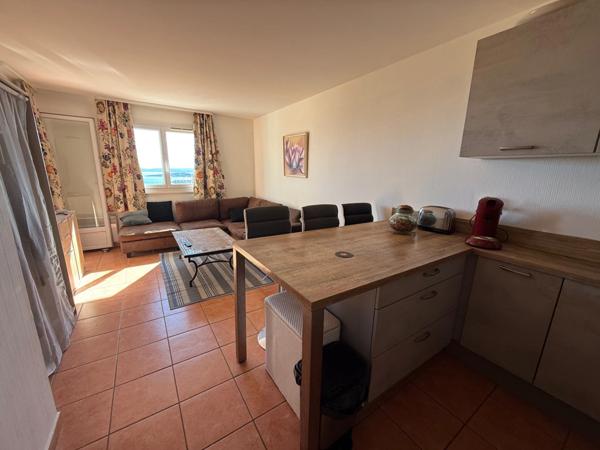Dpt Var (83), à vendre LES ISSAMBRES Appartement 2 Pièces Vue mer