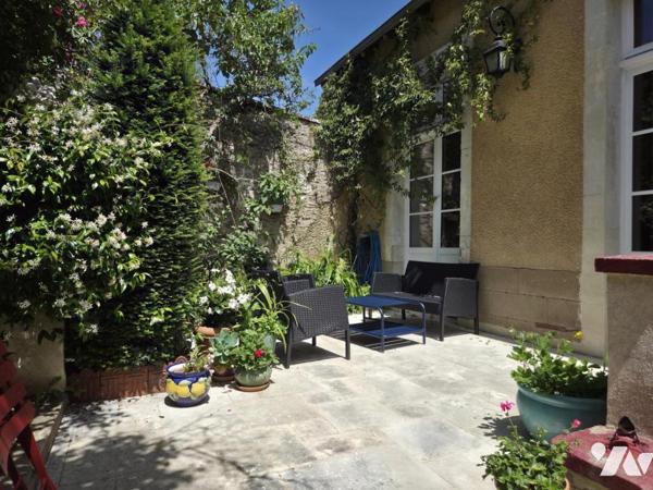 Maison de caractère centre ville, 219m² habitables avec 5 chambres, 2 bureaux, garage et jardin