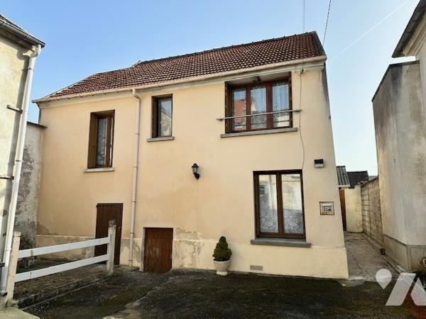 CHARLY SUR MARNE. Maison de T6 d'environ 72 m² avec 2 chambres, cour, dépendance + Garage à 10m