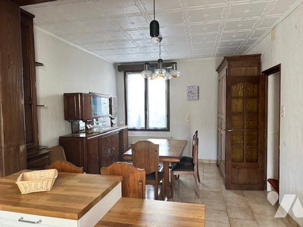 CHARLY SUR MARNE. Maison de T6 d'environ 72 m² avec 2 chambres, cour, dépendance + Garage à 10m